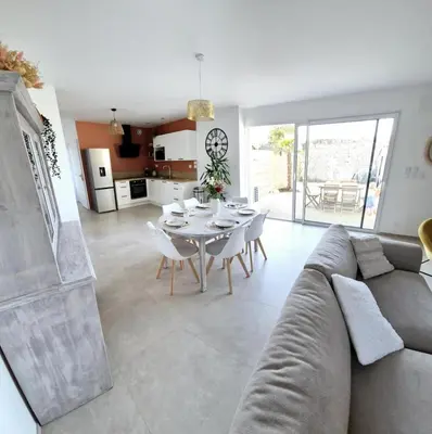 Cuisine ou kitchenette dans l'établissement Maison cosy avec clim face au canal