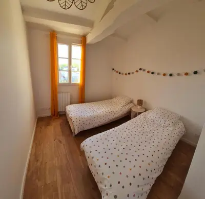 Un ou plusieurs lits dans un hébergement de l'établissement Maison cosy avec clim face au canal