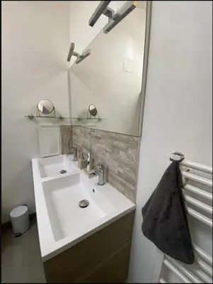 Salle de bains dans l'établissement T3 meublé Séjour pro famille hyper centre Niort