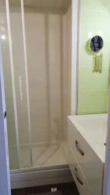 Salle de bains dans l'établissement Le Nid-marin - plage et centre