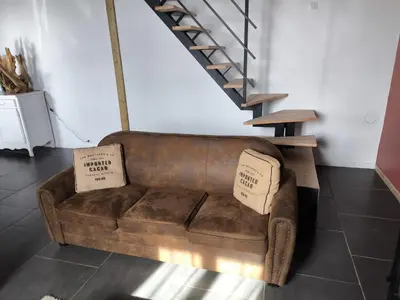 Coin salon dans l'établissement L'authentique - maison chic avec piscine - rouge