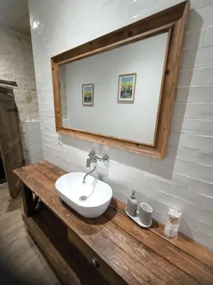 Salle de bains dans l'établissement L'authentique - maison chic avec piscine - rouge