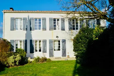 Jardin de l'établissement Grande maison de charme - Proche de La Rochelle