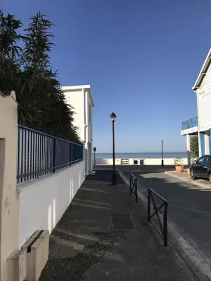 Vue générale sur la mer ou vue sur la mer prise depuis l'appartement