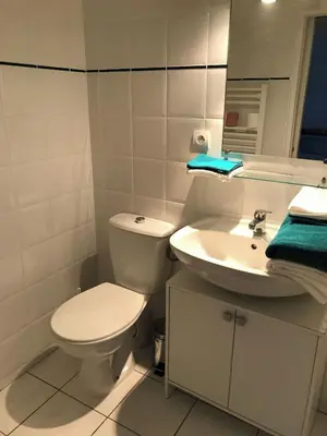 Salle de bains dans l'établissement Appartement avec terrasse à 20 de la plage