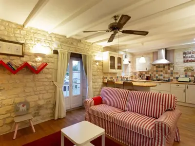 Coin salon dans l'établissement Holiday Home Le Petit Moulin - Feriendomizil mit beheiztem Pool by Interhome