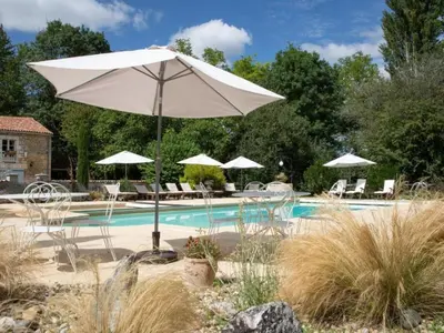 Piscine de l'établissement Holiday Home Le Petit Moulin - Feriendomizil mit beheiztem Pool by Interhome ou située à proximité