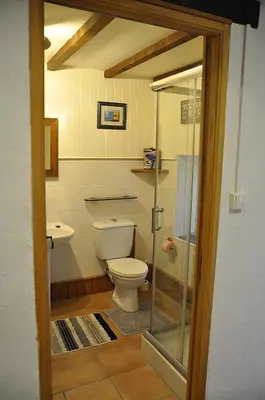 Salle de bains dans l'établissement Les Glycines Gîtes - Les Petites Pierres gîte