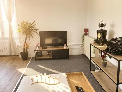 Télévision ou salle de divertissement dans l'établissement Le repos poitevin Le Floral
