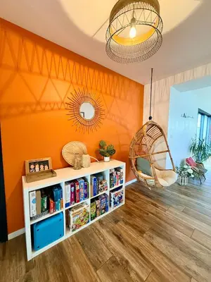 Bibliothèque dans la maison de vacances