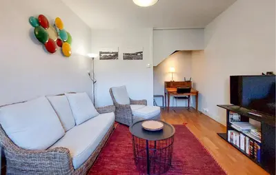 Télévision ou salle de divertissement dans l'établissement Beautiful Home In Nanteuil-En-Vallée With Wifi