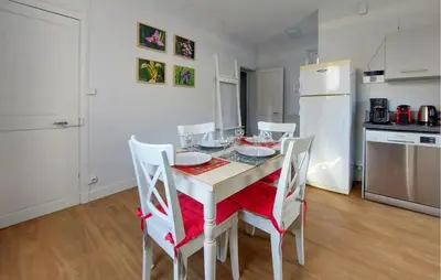 Cuisine ou kitchenette dans l'établissement Beautiful Home In Nanteuil-En-Vallée With Wifi