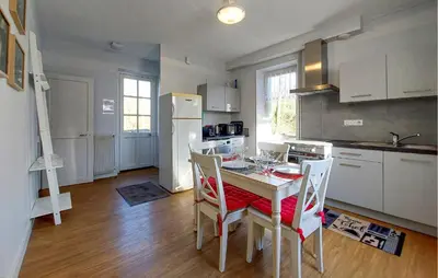 Cuisine ou kitchenette dans l'établissement Beautiful Home In Nanteuil-En-Vallée With Wifi