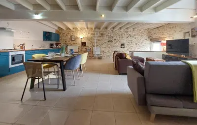 Cuisine ou kitchenette dans l'établissement Charmante Maison À La Campagne