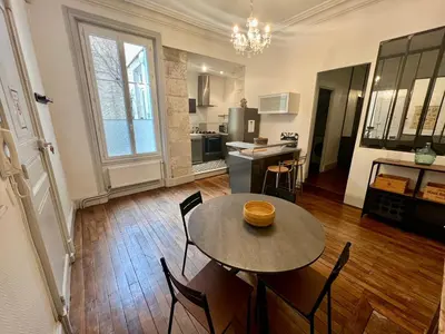 Cuisine ou kitchenette dans l'établissement Spacieux T2 centre ville de Poitiers