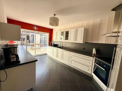 Cuisine ou kitchenette dans l'établissement La Maison des Bains - Piscine intérieure privée