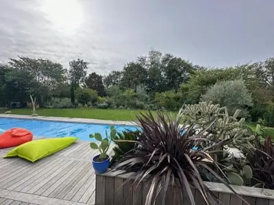 Piscine de l'établissement Alice's Studio and Oasis ou située à proximité