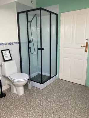 Salle de bains dans l'établissement La maison du plessis
