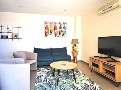 Télévision ou salle de divertissement dans l'établissement Appartement sur la plage