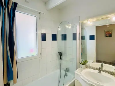 Salle de bains dans l'établissement Appartement vue mer - 4 pers. - FR-1-709-101