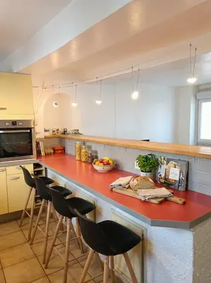 Cuisine ou kitchenette dans l'établissement L'Escale du Faubourg - Grande maison avec Bureaux et WiFi