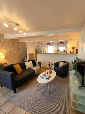 Coin salon dans l'établissement L'Escale du Faubourg - Grande maison avec Bureaux et WiFi
