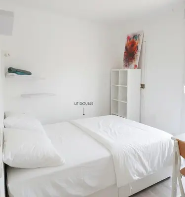 Un ou plusieurs lits dans un hébergement de l'établissement L'Escale du Faubourg - Grande maison avec Bureaux et WiFi