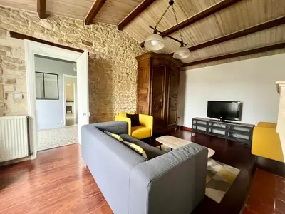 Télévision ou salle de divertissement dans l'établissement Charmante Maison en Pierre - Confort Tout équipée - Parking Privé - Wifi GRATUIT - 15min de La Rochelle