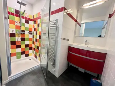 Salle de bains dans l'établissement Charmante Maison en Pierre - Confort Tout équipée - Parking Privé - Wifi GRATUIT - 15min de La Rochelle