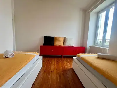 Un ou plusieurs lits dans un hébergement de l'établissement Charmante Maison en Pierre - Confort Tout équipée - Parking Privé - Wifi GRATUIT - 15min de La Rochelle