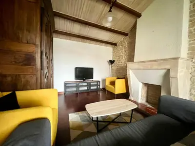 Télévision ou salle de divertissement dans l'établissement Charmante Maison en Pierre - Confort Tout équipée - Parking Privé - Wifi GRATUIT - 15min de La Rochelle