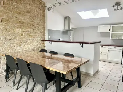 Cuisine ou kitchenette dans l'établissement Charmante Maison en Pierre - Confort Tout équipée - Parking Privé - Wifi GRATUIT - 15min de La Rochelle