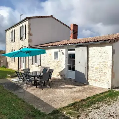 Charmante Maison en Pierre - Confort Tout équipée - Parking Privé - Wifi GRATUIT - 15min de La Rochelle