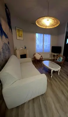 Télévision ou salle de divertissement dans l'établissement Itzala – Bord de Mer et Centre-Ville