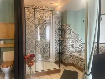 Salle de bains dans l'établissement Le Cosy 8km du futuroscope