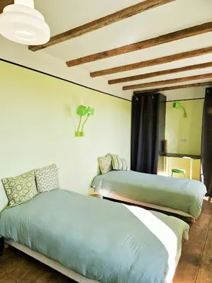 Un ou plusieurs lits dans un hébergement de l'établissement House And Playful Barn