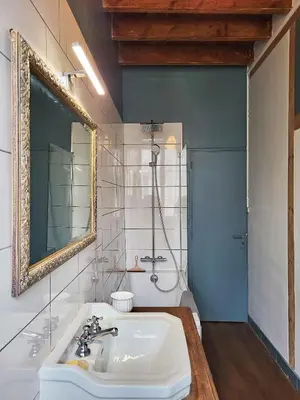Salle de bains dans l'établissement Une nuit à la Clouère