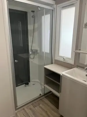 Salle de bains dans l'établissement Camping 3 étoiles - Piscine - ccbfa0c