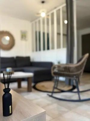 Coin salon dans l'établissement Aux Portes de La Roussille