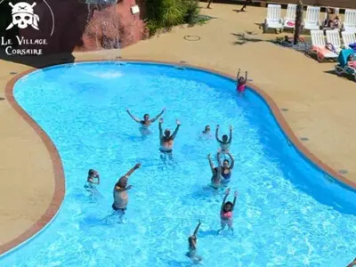 Piscine de l'établissement Mobil Home 3 Chambres, Terrasse, jusqu'à 6 Pers. - API-1-52-1620 ou située à proximité