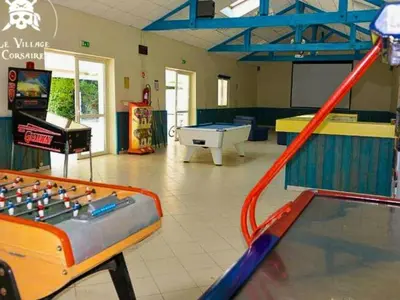 Salle de jeux dans l'établissement Mobil-home 24m² avec Terrasse - 2 Chambres, 6 Pers. - API-1-52-1633