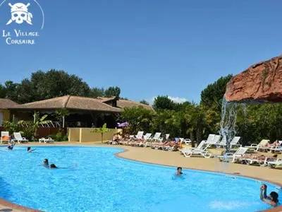 Piscine de l'établissement Mobil-home 24m² avec Terrasse - 2 Chambres, 6 Pers. - API-1-52-1633 ou située à proximité
