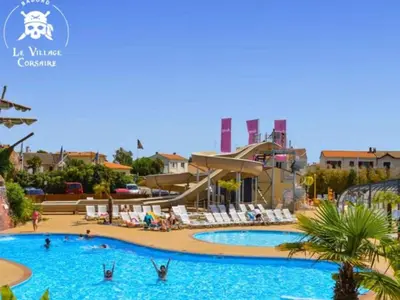 Piscine de l'établissement Mobil-home 24m² avec Terrasse - 2 Chambres, 6 Pers. - API-1-52-1633 ou située à proximité