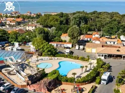 Piscine de l'établissement Mobil Home 4 pers - Terrasse - API-1-52-1635 ou située à proximité