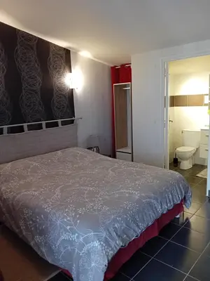 Un ou plusieurs lits dans un hébergement de l'établissement A l'orée des champs, 3 étoiles, climatisé, lit king-size, piscine d'été