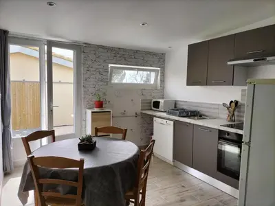 Cuisine ou kitchenette dans l'établissement A l'orée des champs, 3 étoiles, climatisé, lit king-size, piscine d'été