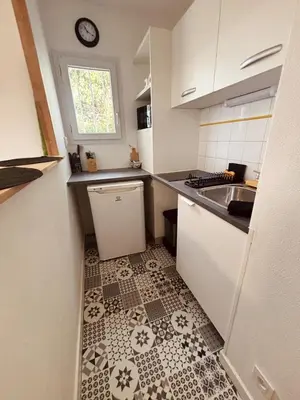 Cuisine ou kitchenette dans l'établissement Charming new studio