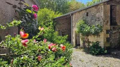 Jardin de l'établissement Ancien moulin dans un cadre idyllique