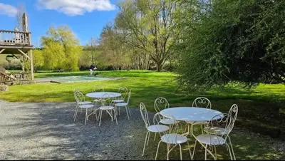 Jardin de l'établissement Ancien moulin dans un cadre idyllique