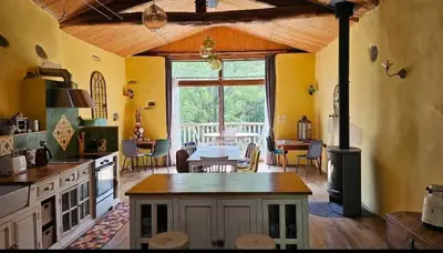 Cuisine ou kitchenette dans l'établissement Ancien moulin dans un cadre idyllique